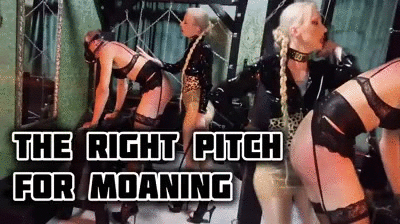 Strenge Latex Herrin erzieht Sissy