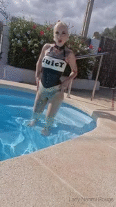 Kurze Anbetung deiner Latexherrin am Pool